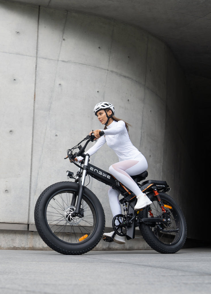 Eine Frau fährt ein schwarzes engwe x24 faltbares E-Bike