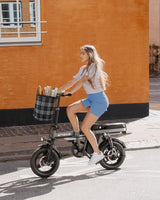 Ein Mädchen fährt ein graues engwe t14 E-Bike
