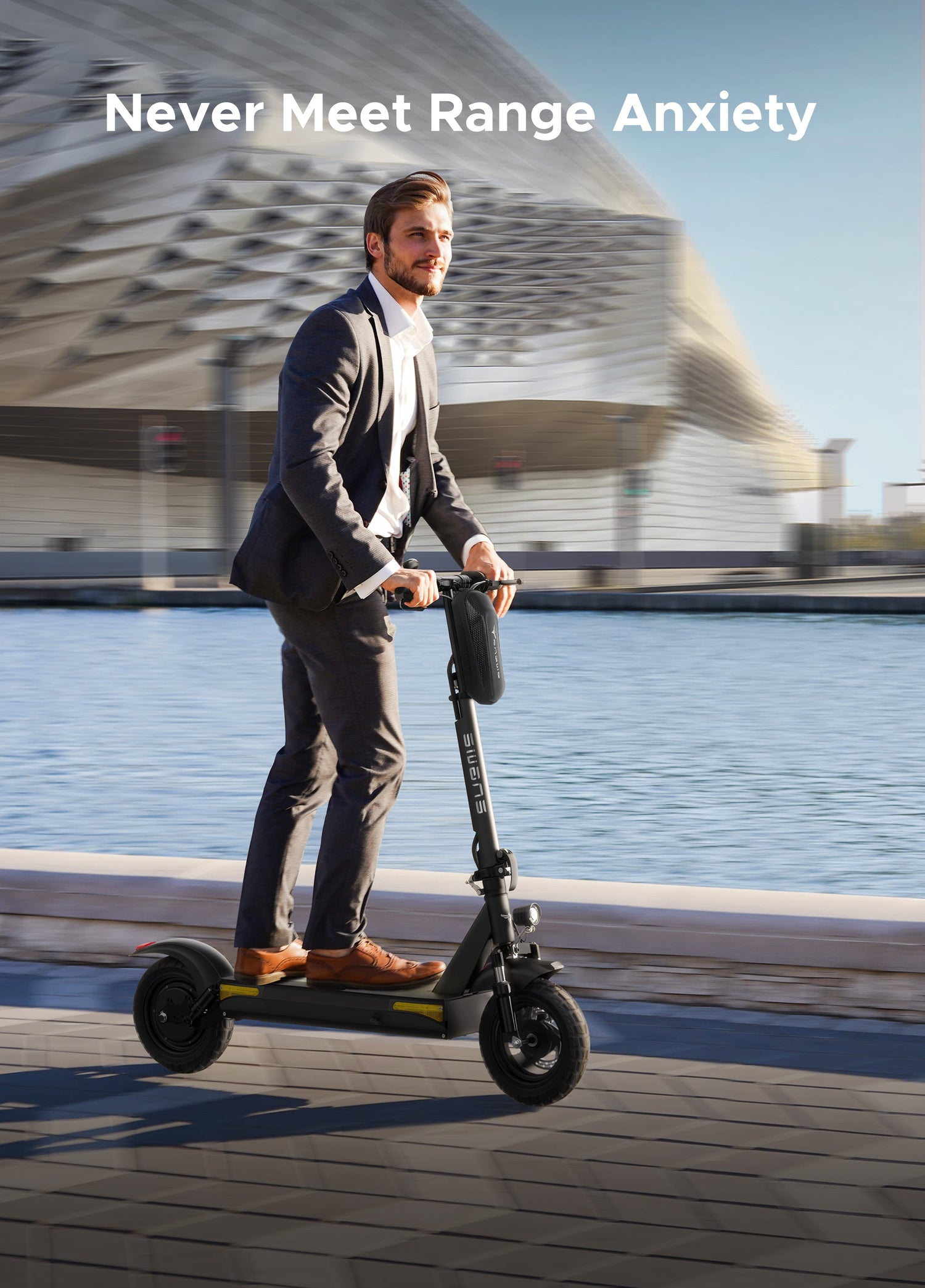 Ein Mann fährt einen Elektroroller, an dessen Vorderseite eine Engwe-vordere Rahmentasche hängt