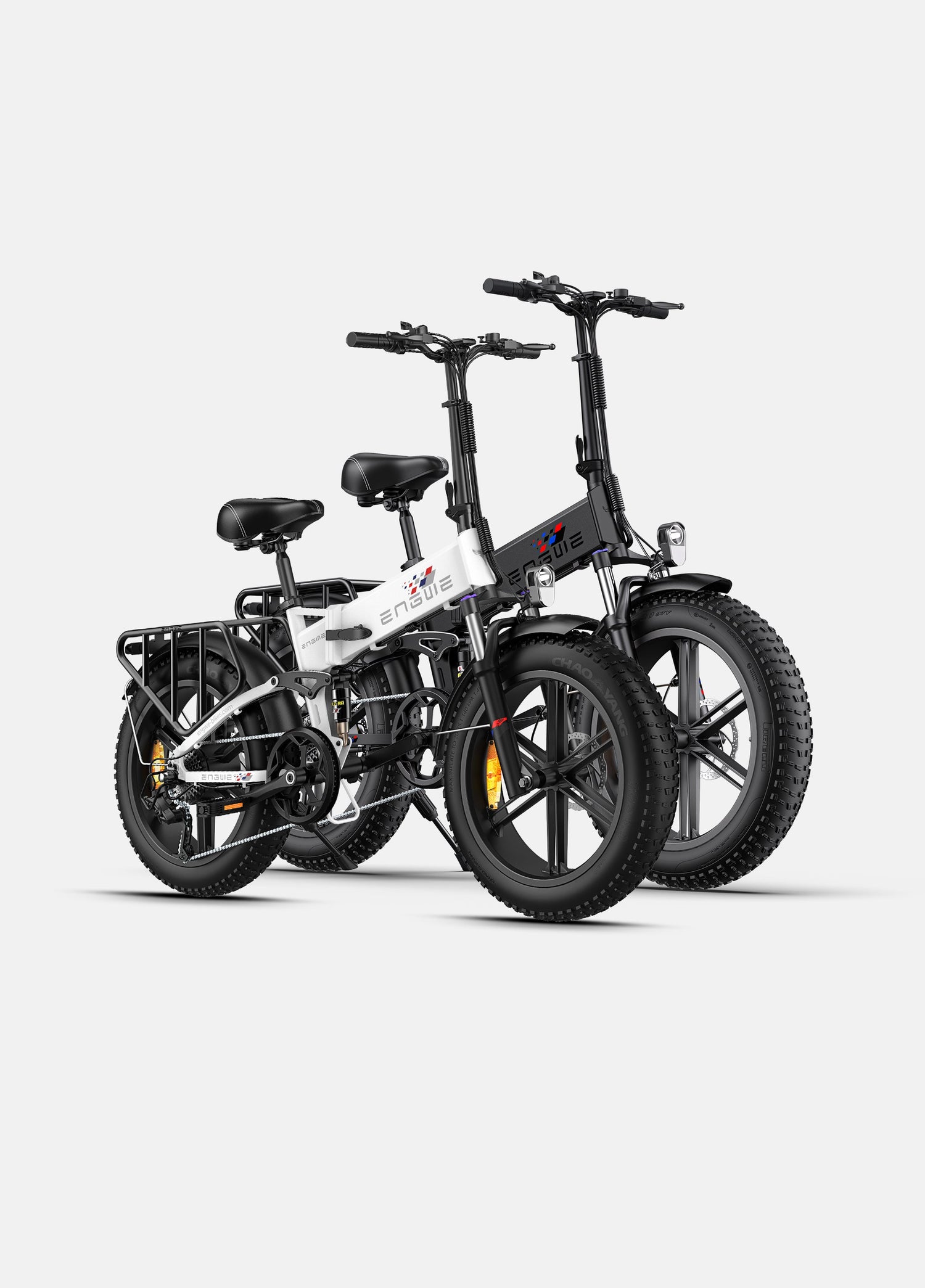 ein weißer und ein schwarzer Engine x E-Bikes