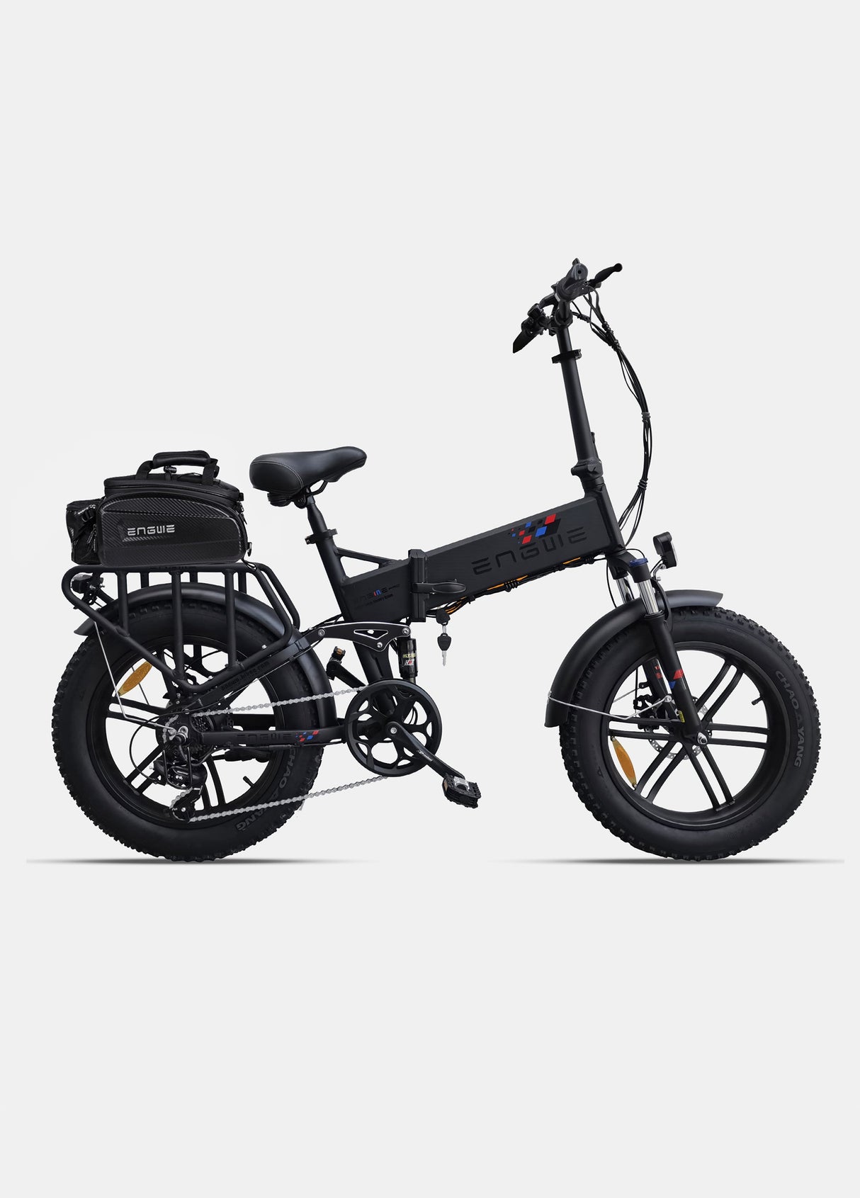 ein schwarzer Engwe Engine x und eine Gepäckträgertasche