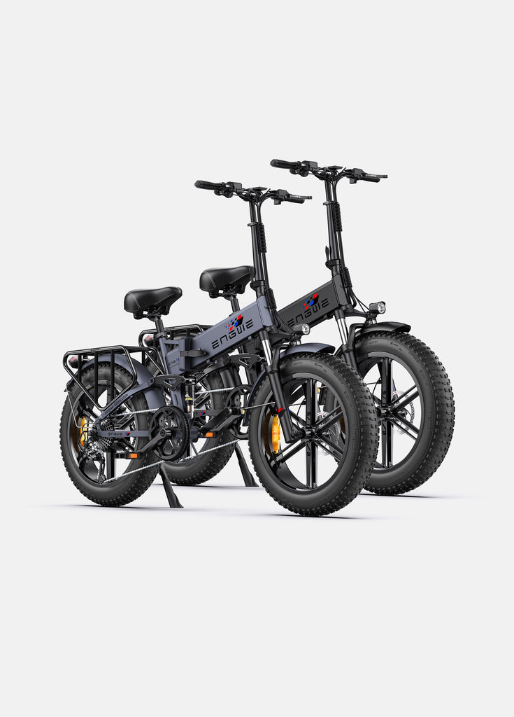 1 graues und 1 schwarzes Engwe Engine Pro E-Bike
