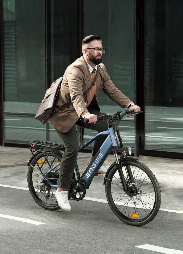 Ein Mann fährt mit einem blauen Engwe P26 auf der Straße